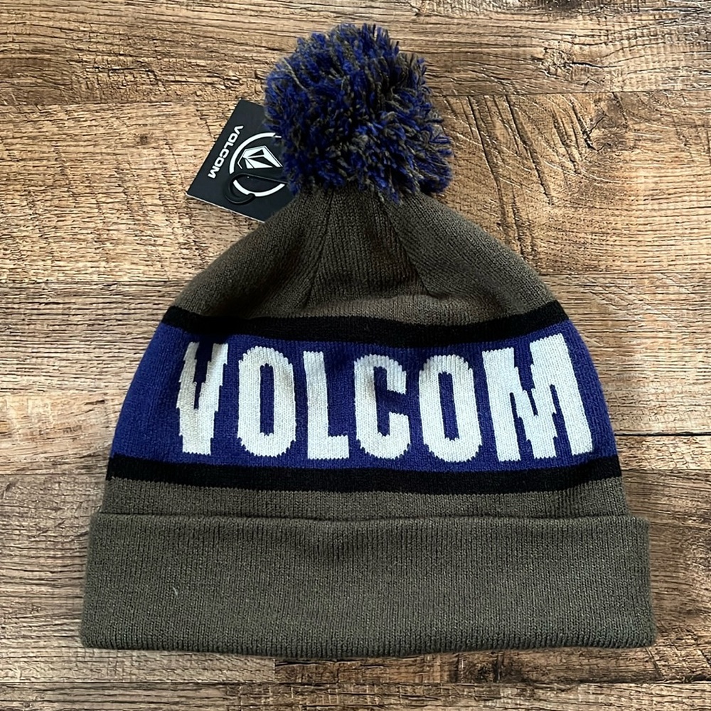 NWT VOLCOM Pom Pom Toque